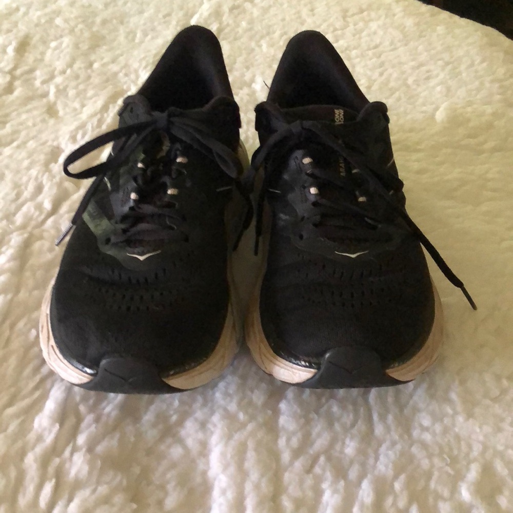 Hoka Arahi 5 women’s sneakers